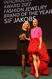 Inhorgenta Award 2017 "Fashion Jewelry - Brand of the Year" für Sif Jacobs (li.), überreicht wurde er von Franziska Knuppe (re.) (©Foto:Martin Schmitz)